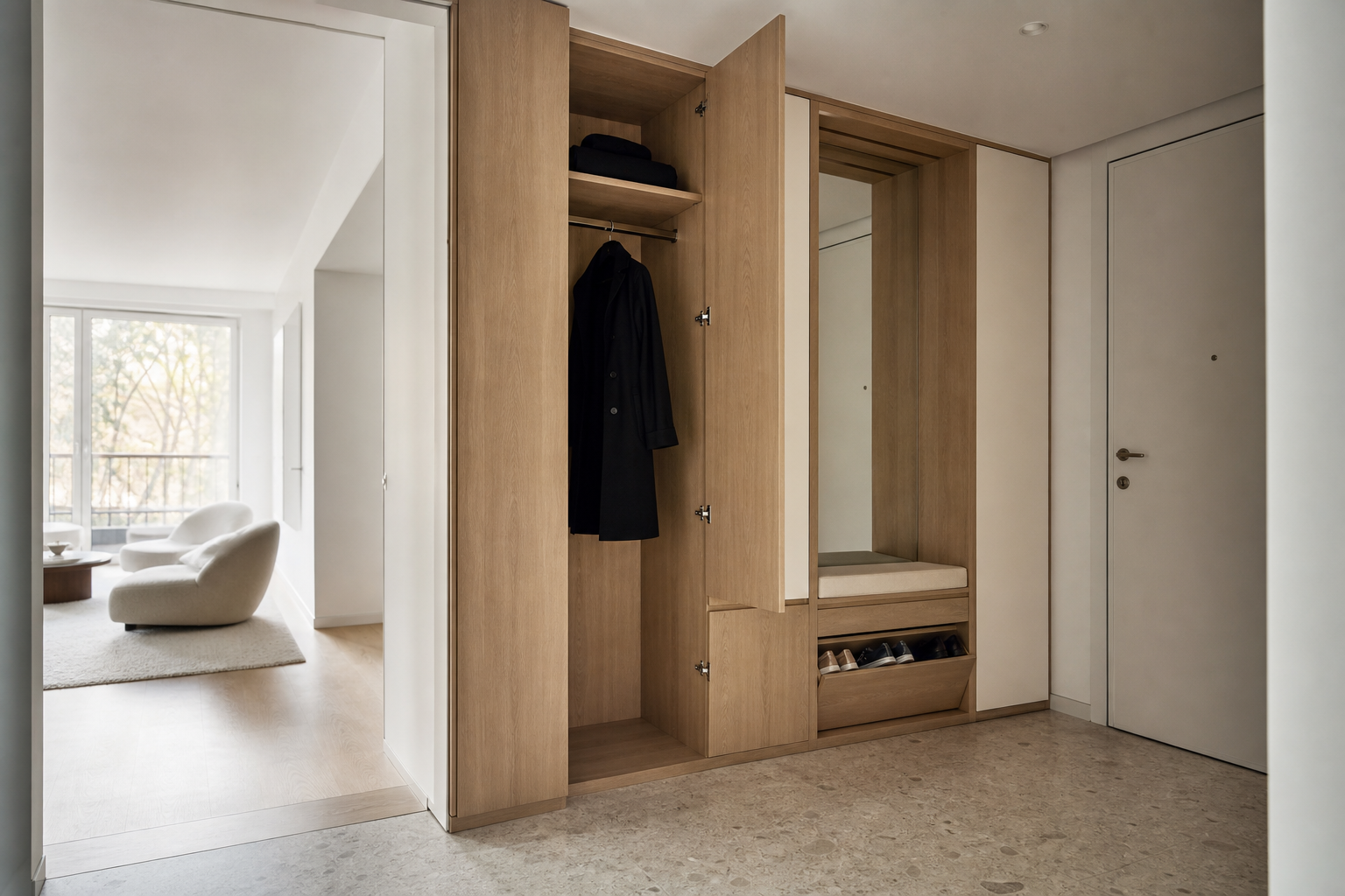 Rangement d’entrée en chêne avec porte ouverte, miroir et banquette