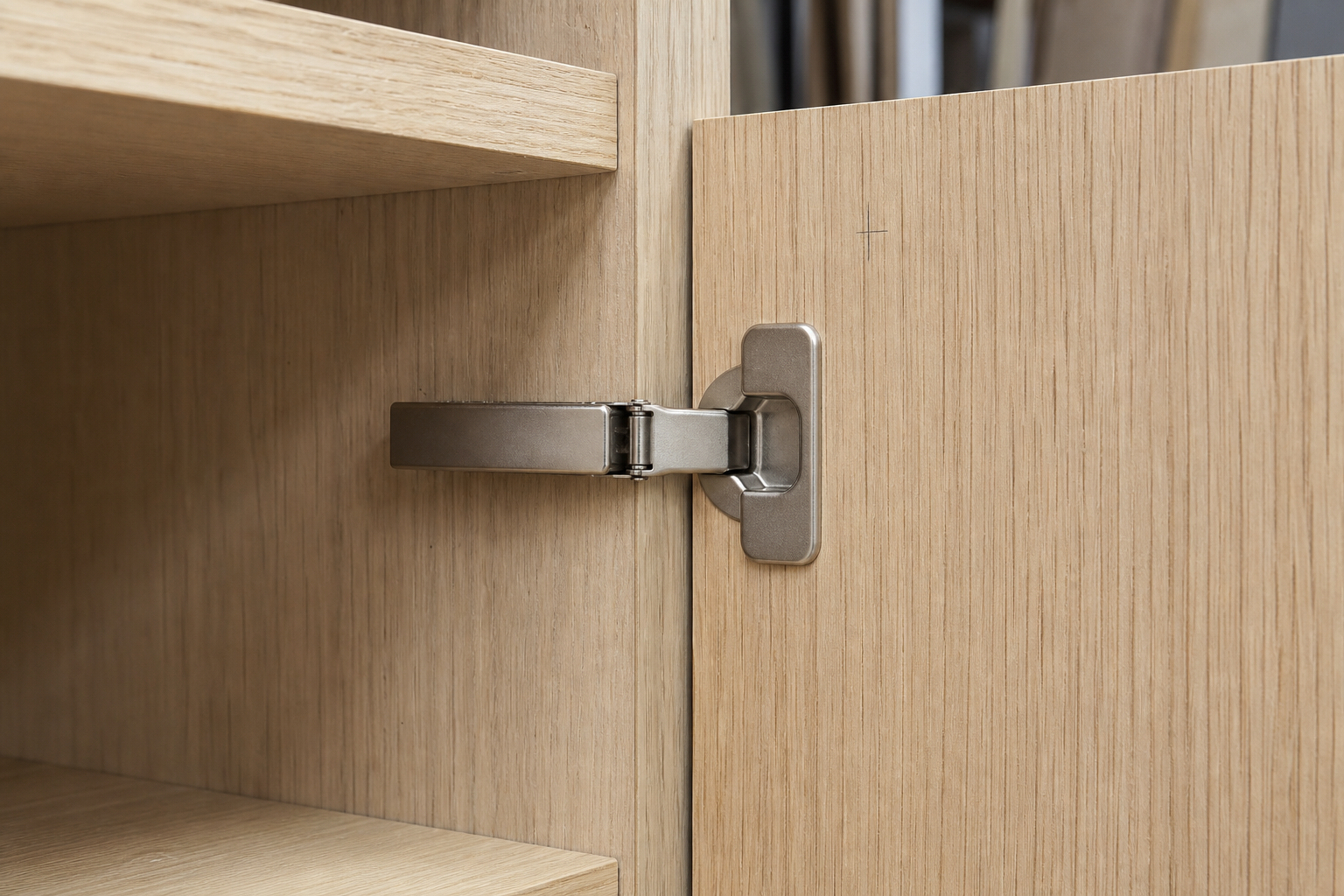 Charnière invisible dans une porte en chêne